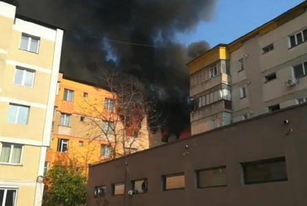 Explozie urmată de incendiu într-un bloc din Piatra Neamţ; trei persoane au fost transportate la spital. VIDEO