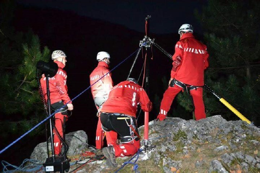 Alba: Turistă care a căzut în gol patru metri în Peştera Huda lui Papară, salvată de speologi şi salvamontişti