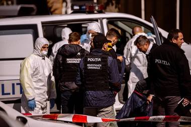 Argeş: Anchetatorii au stabilit că au fost trase două gloanţe în cazul crimei urmate de sinucidere în care este implicat un poliţist din Piteşti