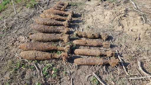 Depozit de bombe din Al Doilea Război Mondial, descoperit la marginea Aradului în timpul decolmatării unui canal; aproape 30 de proiectile au fost deja scoase la suprafaţă. FOTO