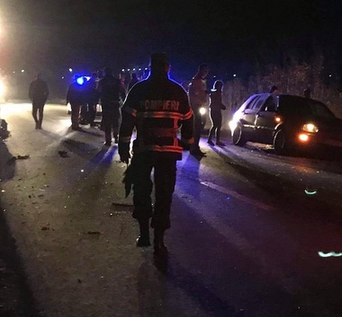 UPDATE Ialomiţa: Un mort şi şase răniţi într-un accident în care au fost implicate un autoturism şi o căruţă