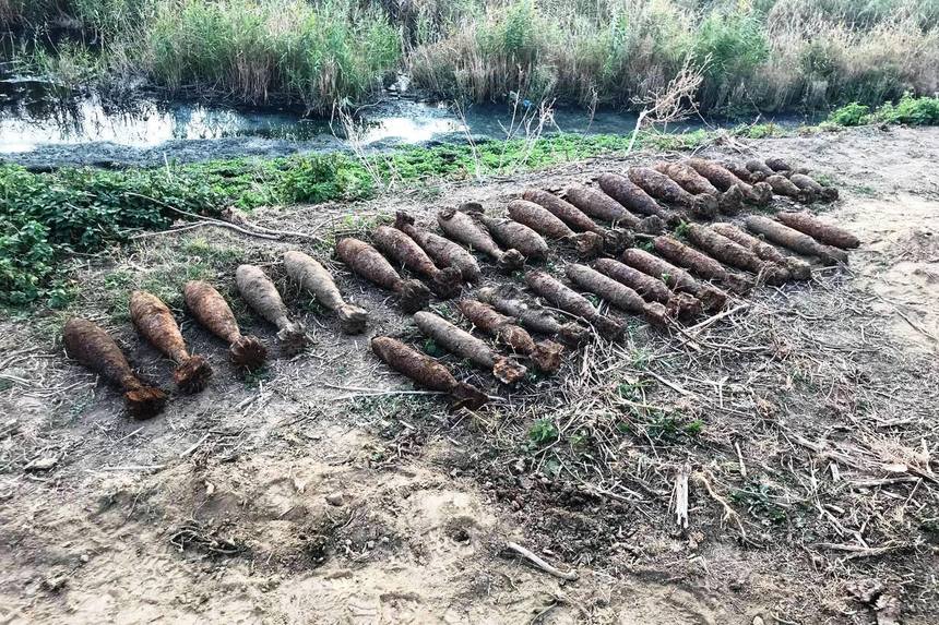 Pirotehniştii au extras 60 de bombe din Al Doilea Război Mondial din depozitul subteran descoperit la marginea Aradului