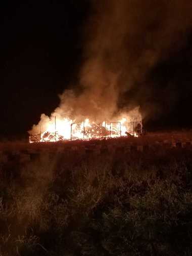 Aproape 3.000 de tone de baloţi de paie au ars într-un incendiu care a cuprins două depozite din judeţul Arad