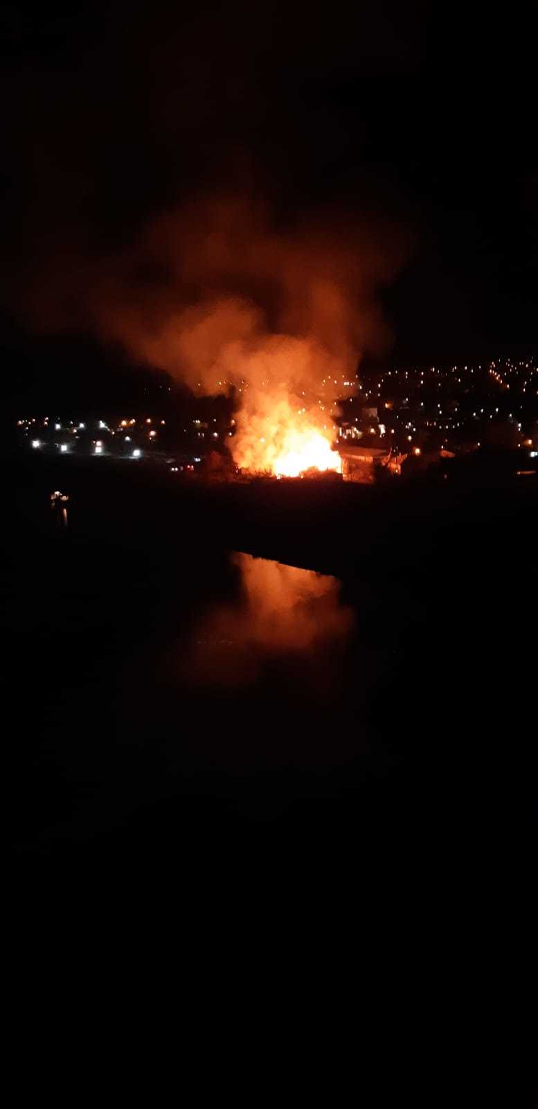 Constanţa: Incendiu violent în zona barăcilor din Cernavodă. O femeie a fost dusă la spital după ce a fost expusă la fum. FOTO, VIDEO
