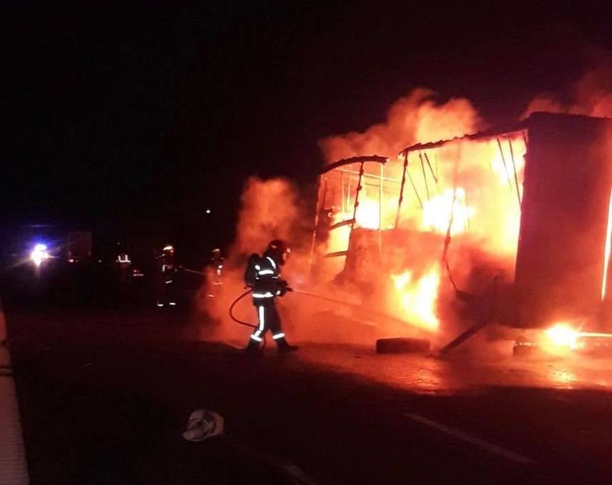 Trafic blocat pe Autostrada A1 Arad - Timişoara, după ce un TIR încărcat cu bitum a luat foc