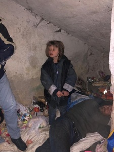 Fetiţa din Petroşani care plecase de acasă după pomană, împreună cu un bărbat, este audiată de poliţişti, în prezenţa mamei sale