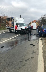 Accident rutier pe Valea Oltului, la intrarea în Călimăneşti. Trei persoane sunt rănite, iar drumul este blocat