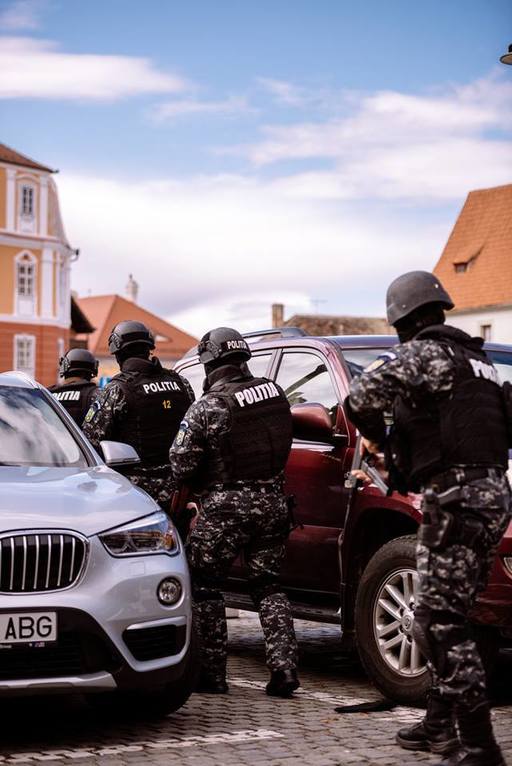 Bistriţa-Năsăud: Percheziţii la persoane suspectate de pornografie infantilă şi şantaj; suspecţii au filmat o minoră cu care au întreţinut relaţii sexuale şi au şantajat-o
