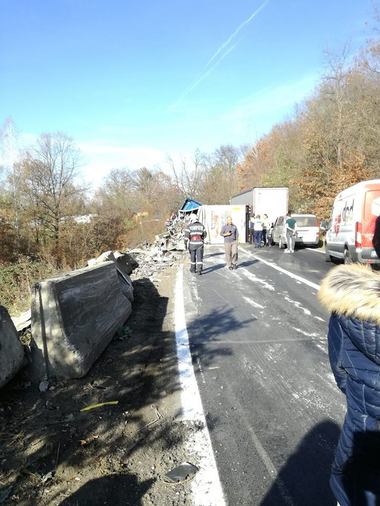 Un autocamion s-a răsturnat peste o maşină, în Timiş