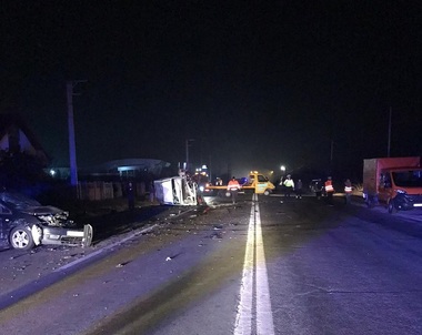 Vâlcea: Cinci persoane au fost rănite în urma unui accident în care au fost implicate cinci maşini