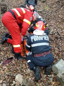 Gorj: Pompierii au salvat un bărbat care a căzut într-o râpă de pe Cheile Sohodolului, acesta este rănit şi a fost dus la spital