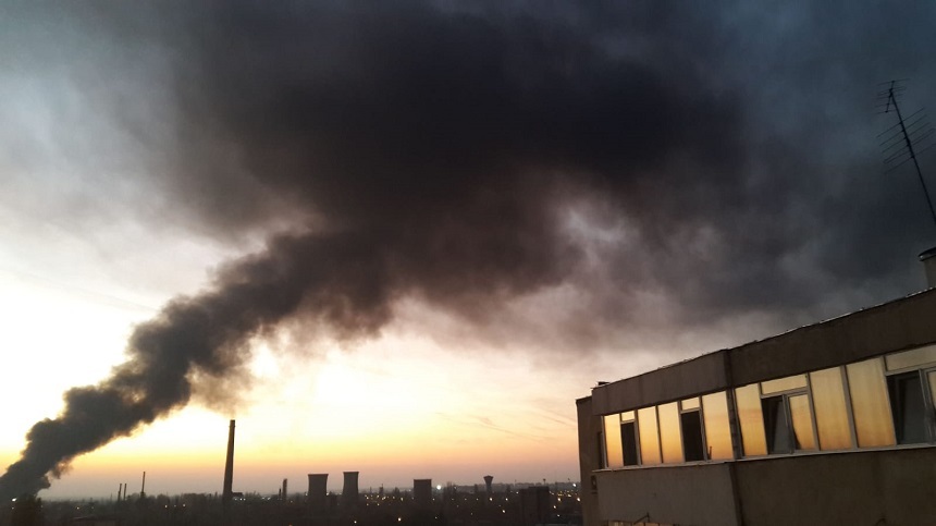 Incendiu puternic la un depozit de mase plastice din Ploieşti - VIDEO