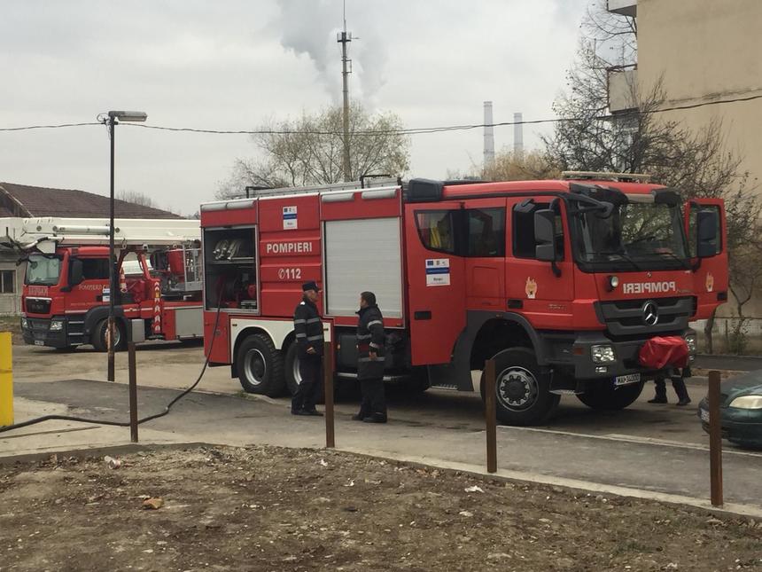 Incendiu la un depozit de textile din Ploieşti; o persoană a făcut atac de panică