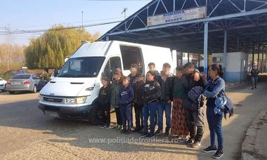 Doisprezece cetăţeni irakieni, care au vrut să intre ilegal în ţară, depistaţi la Punctul de Trecere a Frontierei Bechet