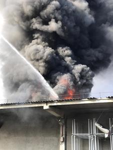 Incendiul de la depozitul de textile din Ploieşti a cuprins o suprafaţă de şapte sute de metri pătraţi; se lucrează pentru lichidare