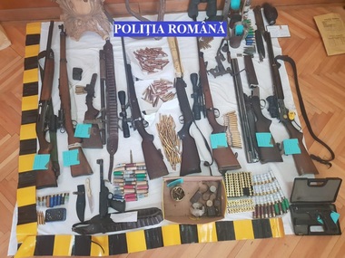 Arme, 27 de laţuri şi mai multe kilograme de carne de vânat, găsite de poliţişti în urma unor percheziţii la suspecţi de braconaj din Timiş şi Hunedoara