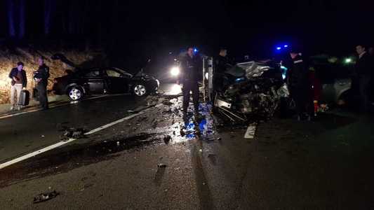 Cinci persoane au fost rănite după ce două autoturisme s-au ciocnit pe DN 1, în judeţul Braşov; traficul este blocat. FOTO, VIDEO