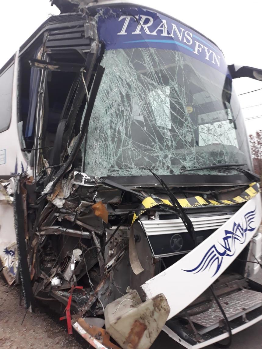 Două autobuze cu muncitori, implicate într-un accident în Gorj; două persoane, preluate de SMURD şi duse la spital, o alta primeşte îngrijiri la locul accidentului. FOTO, VIDEO