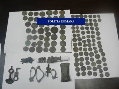 Aproape 150 de obiecte arheologice, care ar putea face parte din patrimoniul cultural naţional, confiscate de poliţişti de la un bărbat din Dolj