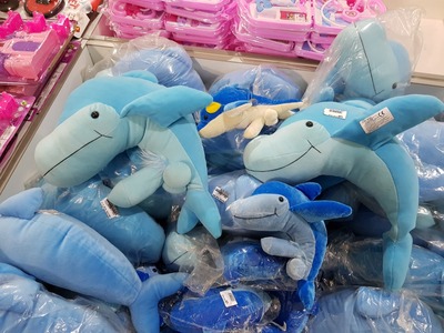 Constanţa: Delfini de pluş cu tentă sexuală, la un magazin care vinde produse confiscate de autorităţi; Protecţia Consumatorilor a retras jucăriile de la comercializare