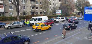 Sibiu: O femeie a ajuns la spital după ce un poliţist a lovit cu autospeciala pe care o conducea o autoutilitară, proiectând-o într-un autoturism. FOTO, VIDEO