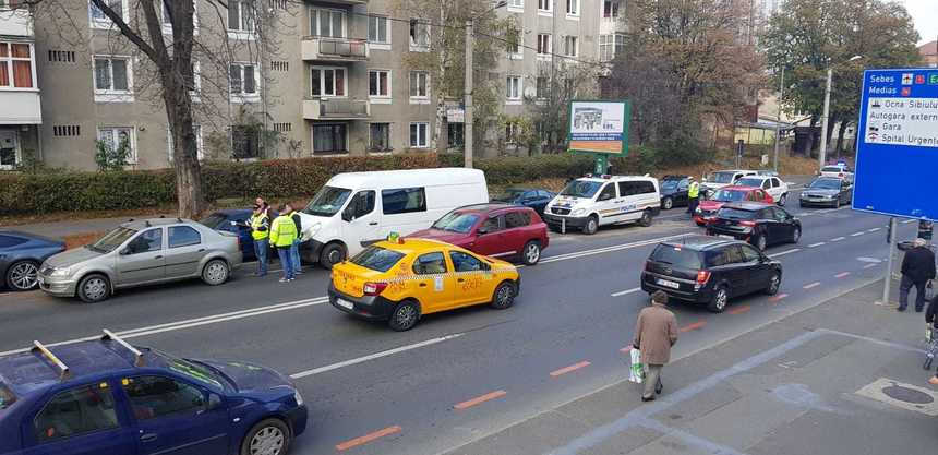 Sibiu: O femeie a ajuns la spital după ce un poliţist a lovit cu autospeciala pe care o conducea o autoutilitară, proiectând-o într-un autoturism. FOTO, VIDEO