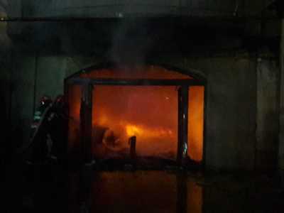 Puternic incendiu la o fabrică de mobilă din Târgovişte: Focul se manifestă la patru hale, pe o suprafaţă de 10.000 de metri pătraţi. FOTO/ VIDEO