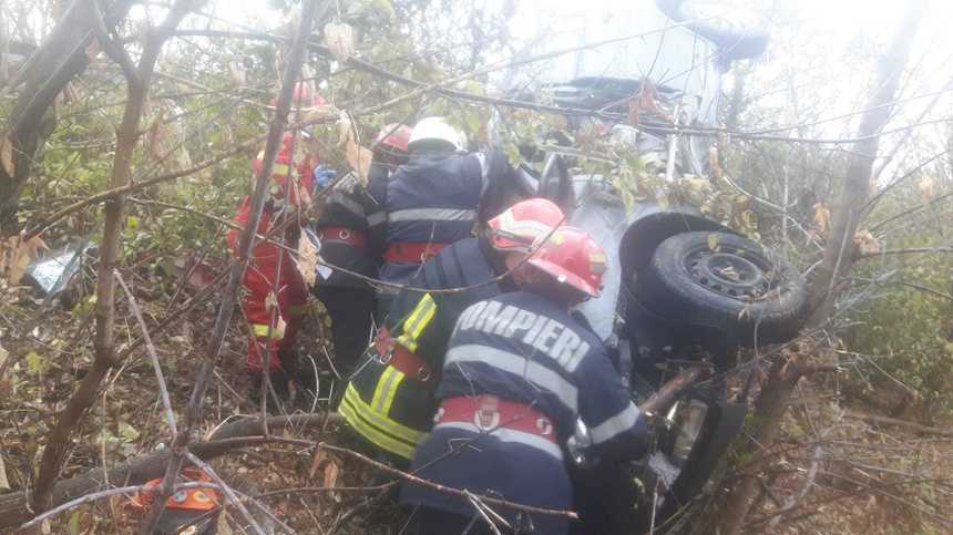 Ialomiţa: Două persoane, rănite într-un accident rutier; şoferul a fost preluat de un elicopter SMURD şi transportat la Bucureşti