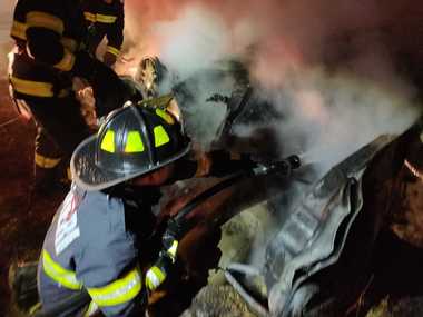Arad: Două persoane au fost carbonizate după ce o maşină s-a răsturnat pe marginea drumului şi a luat foc. FOTO