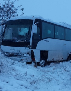 Olt: Două persoane au fost rănite în urma unui accident în care au fost implicate un autobuz şi un autoturism