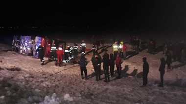 O persoană a murit şi alte şase au fost rănite, dintre care una grav, după ce un autocar s-a răsturnat, în judeţul Vrancea. FOTO, VIDEO