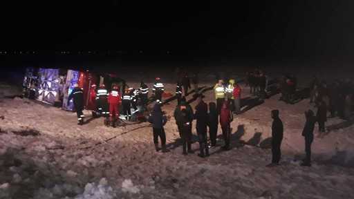 O persoană a murit şi alte şase au fost rănite, dintre care una grav, după ce un autocar s-a răsturnat, în judeţul Vrancea. FOTO, VIDEO