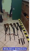 Opt arme, cartuşe, alice, alcool şi cannabis, găsite de poliţişti în urma percheziţiilor din Timiş; patru persoane au fost reţinute 