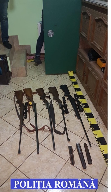 Opt arme, cartuşe, alice, alcool şi cannabis, găsite de poliţişti în urma percheziţiilor din Timiş; patru persoane au fost reţinute 