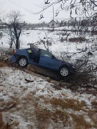 Dolj: Patru persoane, între care şi doi copii, rănite după ce maşina în care erau a intrat într-un cap de pod. VIDEO
