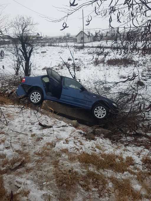Dolj: Patru persoane, între care şi doi copii, rănite după ce maşina în care erau a intrat într-un cap de pod. VIDEO