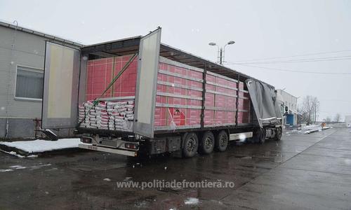 Aproape un milion de pachete de ţigări de contrabandă, descoperite în două camioane la PTF Siret; trei polonezi au fost reţinuţi. FOTO, VIDEO