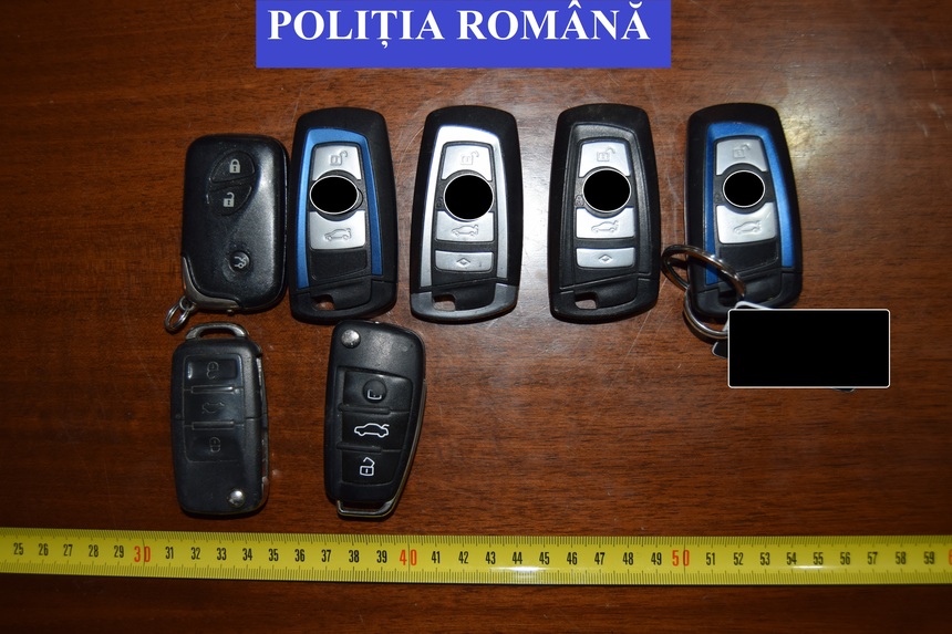 Cluj: Percheziţii la persoane suspectate de înşelăciuni şi furturi; poliţiştii au recuperat şase autoturisme cu o valoare de piaţă de aproximativ 150.000 de euro