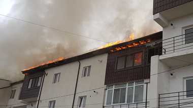 UPDATE - Incendiu puternic în Chiajna, la mansarda a două blocuri învecinate; în zonă nu există hidranţi. Incendiul a fost localizat - FOTO, VIDEO