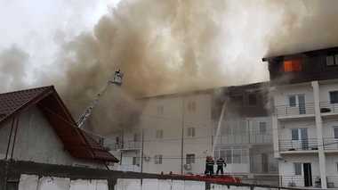 Incendiul izbucnit la două blocuri din Chiajna a fost localizat; o singură persoană, care a acuzat expunere la fum, a necesitat îngrijiri medicale