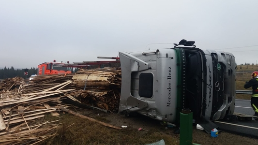 Un autotren încărcat cu material lemnos s-a răsturnat pe DN 17 Vatra Dornei - Bistriţa; traficul este îngreunat. FOTO