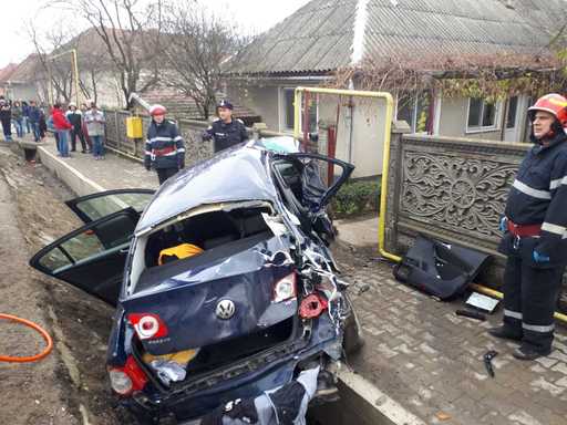 Hunedoara: O persoană a murit şi o alta a fost grav rănită după un accident rutier în care au fost implicate două TIR-uri şi un autoturism. FOTO/ VIDEO