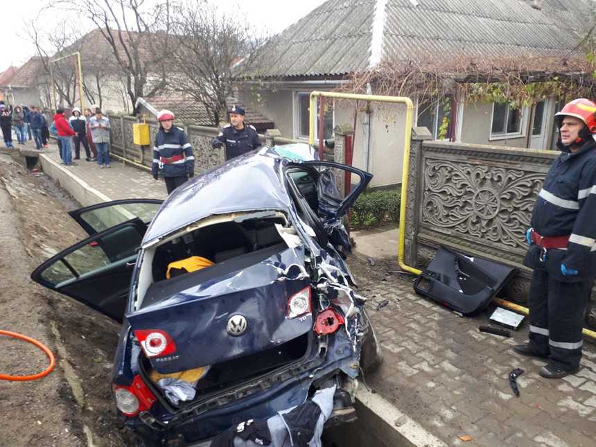 Hunedoara: O persoană a murit şi o alta a fost grav rănită după un accident rutier în care au fost implicate două TIR-uri şi un autoturism. FOTO/ VIDEO
