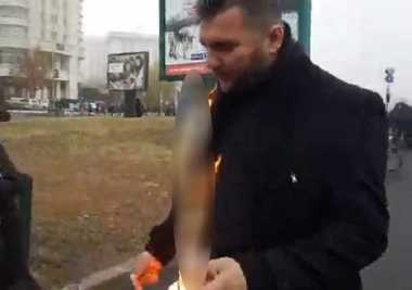 Un preot care consideră că a fost caterisit în mod injust şi-a incendiat geaca în apropierea Catedralei Mânturii Neamului, în timpul slujbei de sfinţire. VIDEO