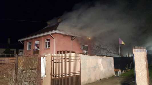 Constanţa: Incendiu la un cămin de nefamilişti din Murfatlar, 25 de persoane s-au evacuat, un bărbat a ajuns la spital cu posibile arsuri de căi respiratorii. VIDEO

