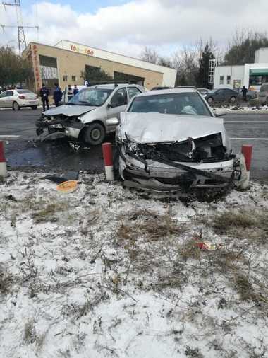 Şase persoane au fost rănite după ce două autoturisme s-au ciocnit pe DN 2A, la ieşirea din Slobozia spre Urziceni