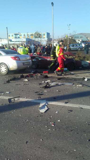Mureş: O femeie a murit şi alte două persoane au fost rănite într-un accident produs pe DN 15, între două autoturisme şi un TIR cu fier vechi. FOTO