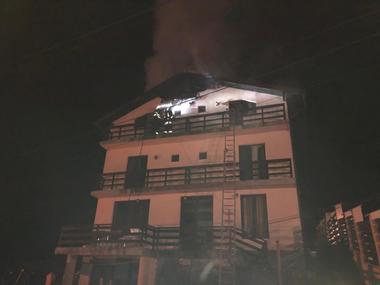 Incendiu la o pensiune din Predeal, 20 de persoane s-au autoevacuat