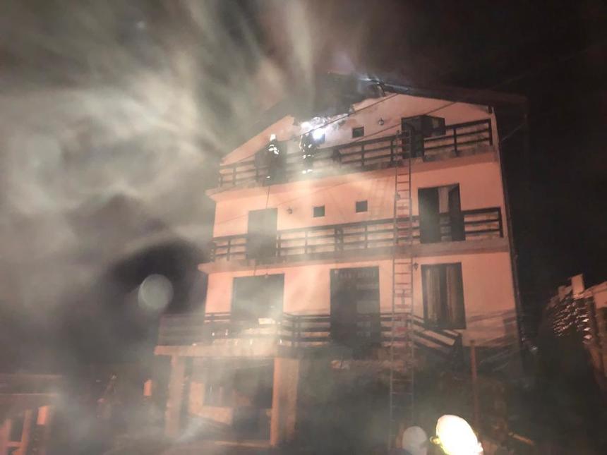 Braşov: Pompierii au stins după trei ore incendiul de la pensiunea din Predeal; intervenţia s-a desfăşurat la minus 15 grade Celsius, apa îngheţând pe furtunuri. VIDEO