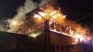 O clădire a Administraţiei Lacuri Parcuri Agrement a ars într-un puternic incendiu. VIDEO